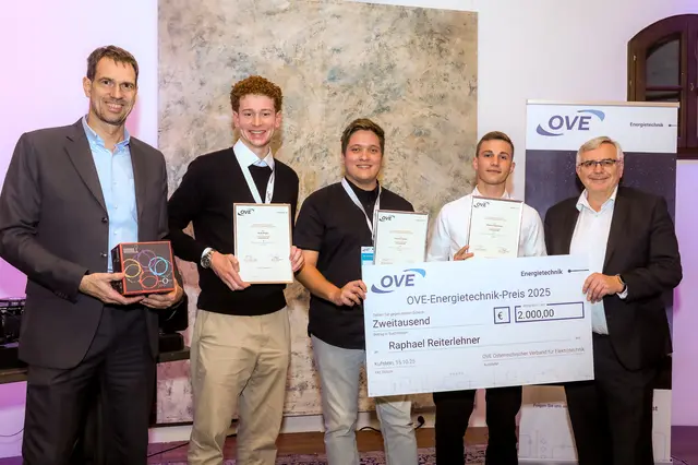 Die stolzen Elektrotechnik-Absolventen Noah Riegler, Tim Österreicher und Raphael Reiterlehner bei
der Preisverleihung mit Herbert Popelka (Vorsitzender OVE-Energietechnik) und Gerhard Fider (OVEPräsident) | Foto: OVE/Fürthner