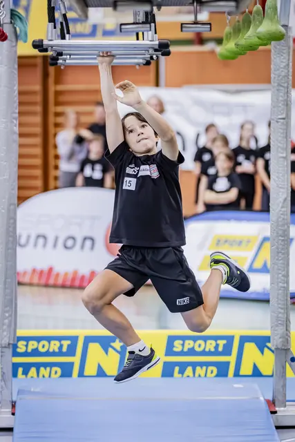 Die jungen Teilnehmer beim Parcours: Kinder und Jugendliche bewältigen den anspruchsvollen Ninja-Parcours beim Finale in St. Pölten. | Foto: Sporteventfotografie - Roman Stoiber