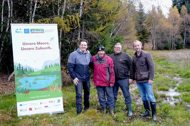 In Nösslach wurde das österreichweit erste Projekt des EU-Life-Projekts "AMooRe" erfolgreich umgesetzt. Im Bild v.li.: LR René Zumtobel, Andreas Hörtnagl mit Sohn Stefan, Felix Lassacher (Abteilung Umweltschutz) | Foto: Land Tirol/Dominik
