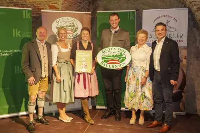 Die neuen Teilnehmer:innen aus dem Bezirk Pinzgau der Initiativen zur bäuerlichen Direktvermarktung „SalzburgerLand Herkunfts-Zertifikat“ und „Gutes vom Bauernhof“ erhielten am 17.102025 im Rahmen der Milchprodukteprämierung Salzburger Theodul 2025 auf der Burg Hohenwerfen ihre Hoftafeln. v.l. Obmann der Salzburger Direktvermarkter Willi Huttegger, Salzburger Landtagsabgeordnete Nicole Leitner, Elisabeth Huber (Gut Mühllehen Elixhausen), Josef Mangelberger (Mattigtaler Hofkäserei Seekirchen), Geschäftsführerin von „Gutes vom Bauernhof“ Martina Ortner und LK-Präsident Rupert Quehenberger. | Foto: LK/Djuhic