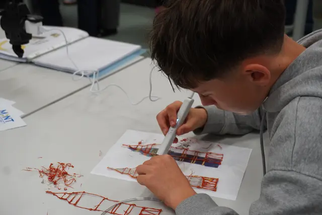 Der 3D-Druck wird durch mehrere Schritte näher gebracht. Zuerst mit dem §D-Bleistift und später mit dem 3D-Drucker.  | Foto: AMG