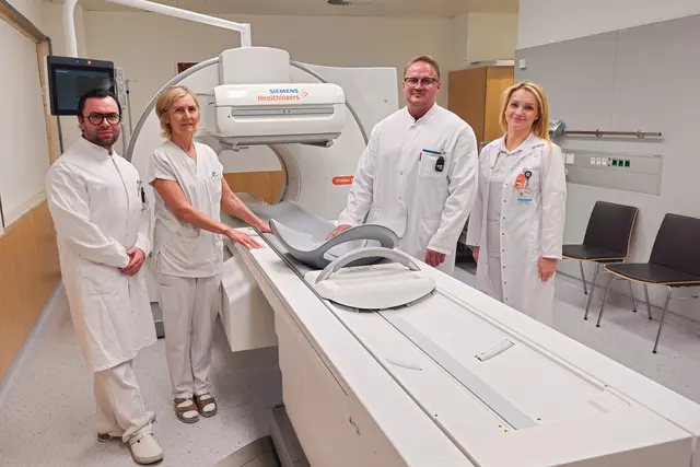 FA Dr. Leonard Jaster, Radiologietechnologin Gerlinde Kaiser, Primar Dr. Martin Zuckerstätter und Ass. Dr. Alexandra-Ioana Miculita vor dem hochmodernen neuen SPECT-CT-Hybridgerät am Institut für Nuklearmedizin und Endokrinologie des Kardinal Schwarzenberg Klinikums in Schwarzach. | Foto: KSK/Tinhof