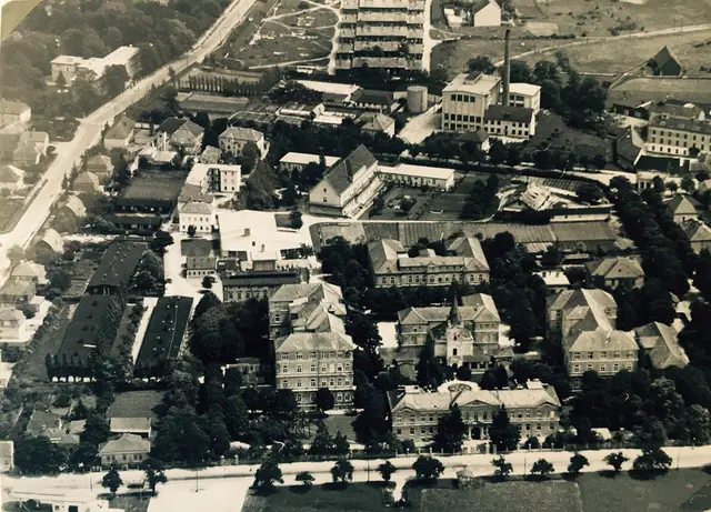 „Heute ist das Universitätsklinikum St. Pölten nicht nur ein leistungsstarkes Zentrum der
Patientinnen- und Patientenversorgung, sondern auch ein bedeutender Ausbildungs- und
Forschungsstandort. Mit modernsten Einrichtungen und hochqualifizierten Mitarbeiterinnen
und Mitarbeitern blickt das Klinikum stolz auf 130 Jahre Geschichte zurück – und mit
Zuversicht in die Zukunft. Ich bedanke mich bei allen Mitarbeiterinnen und Mitarbeitern für
Ihren täglichen Einsatz für die Patientinnen und Patienten.“, so der für die Kliniken
zuständige Landesrat Anton Kasser. | Foto: zVg Universitätsklinikum St. Pölten