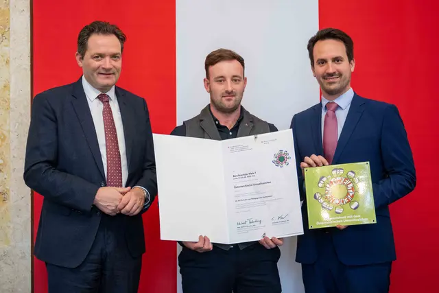 Minister Totschnig verlieh gemeinsam mit Minister Wiederkehr das Umweltzeichen an Die BS 1 Wels im Marmorsaal des Landwirtschaftsministeriums. | Foto: BMLUK/Rene Hemerka   