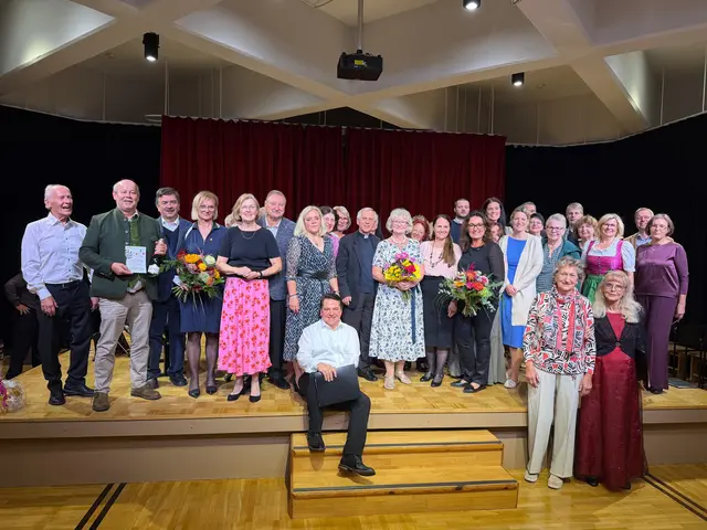 Ein farbiges und aufgewecktes Foto zeigt den Gesangsverein heute. Mittlerweile gibt es auch weibliche Mitglieder. | Foto: Gesangsverein Neulengbach