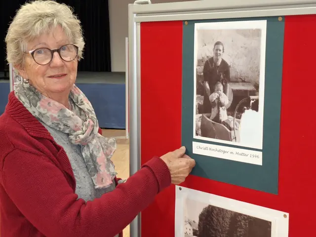 Von Trümmern zu Träumen. Ausstellung im Pfarrzentrum Pabneukirchen. Christine Hochstöger.  | Foto: Zinterhof