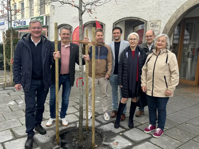 Zahlreiche Vertreter der Stadtgemeinde und der Giesserei beim "Angießen". | Foto: Mein Bezirk/ Wiesbauer