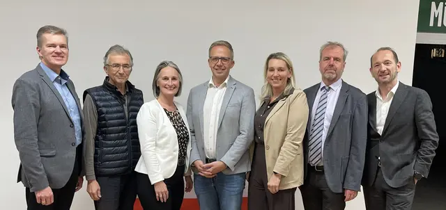 Die intensive Aufarbeitung der im Mühlviertler Kernland aufgedeckten Malversationen bildete die Grundlage für den nun einstimmig beschlossenen Sanierungskurs. Im Bild (von links): die Rechnungsprüfer Andreas Payer und Reinhold Klinger, die neue Geschäftsführerin Beatrix Swoboda, Obmann Fritz Robeischl, Kassierin Anita Gstöttenmayr, Wolfgang Löberbauer (Amt der Oö. Landesregierung) und Rechtsanwalt Christoph Luegmair. | Foto: Mühlviertler Kernland