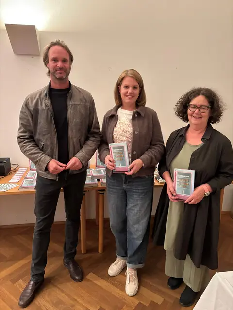 Clemens Berger las in der Bibliothek Lockenhaus aus seinem neuen Roman „Haus des flüssigen Goldes“ und begeisterte das Publikum mit einer satirischen und zugleich nachdenklich stimmenden Lesung. | Foto: Josefa Martin