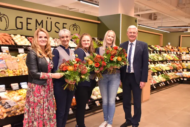 Spar-Vorstandsvorsitzender Hans K. Reisch gratuliert Marktleiterin Mirjam Fellinger und ihren Stellvertreterinnen Natalie Strobl und Sonja Otto gemeinsam mit Geschäftsführerin Patricia Sepetavc (v.r.) zur erfolgreichen Wiedereröffnung.   | Foto: Barbara Fluckinger