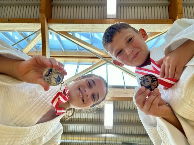 Anais und Leonard mit ihren erkämpften Medaillen. | Foto: Judo Team Wängle