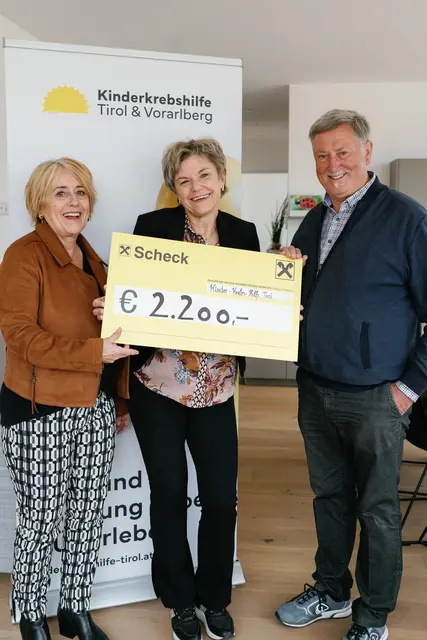 1+2) Festivalleiterin Gabi Schiestl (l.) und Obmann Hannes Kerschdorfer (r.) übergaben den Spendenscheck mit den Einnahmen vom Benefizklavierabend an Irmgard Haselwanter von der Kinderkrebshilfe Tirol und Vorarlberg. 

 | Foto: Schiessling
