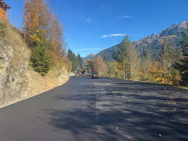 Die Straße ist sehr breit, hier sind auch viele Busse unterwegs. | Foto: Simon Larcher