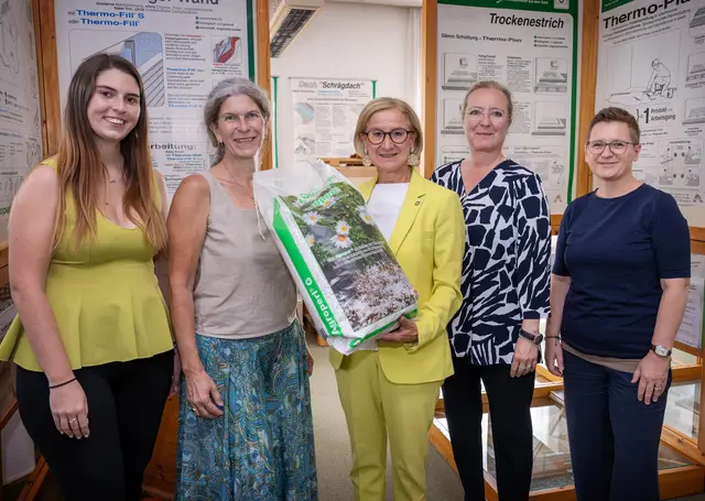 Julia Stefenelli (Stauss-Perlite GmbH), Geschäftsführerin Claudia Stefenelli-Herz (Stauss-Perlite GmbH), Landeshauptfrau Johanna Mikl-Leitner, ecoplus Prokuristin Petra Patzelt, Clustermanagerin Michaela Smertnig (ecoplus Bau.Energie.Umwelt Cluster NÖ)  | Foto: NLK Khittl