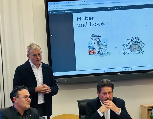 Stefan Rutter (hi.) präsentierte die Pläne. | Foto: Nikolaus Kogler