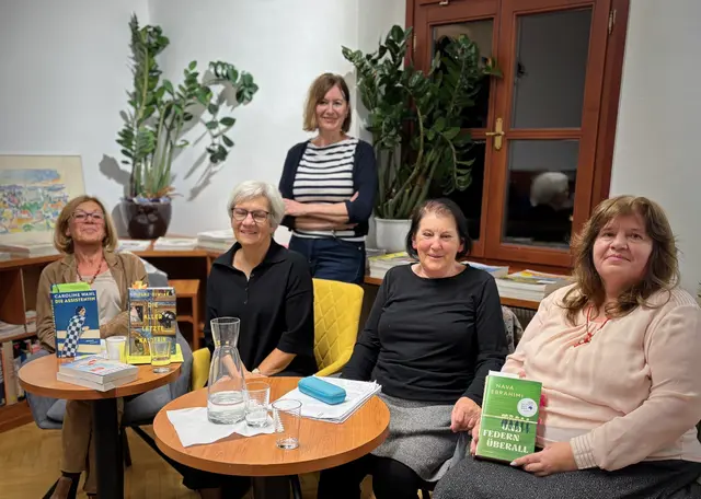 v.li.: Silvana Guster, Ursula Ticar, Sonja Kaar, Roswitha Soels und Sandra Buchgraber (stehend) gestalteten einen literarischen Abend in der Stadtbücherei Weiz. | Foto: MeinBezirk/Monika Wilfurth