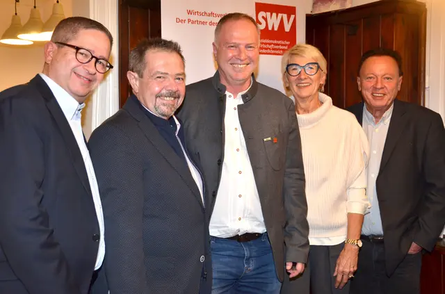 SWV NÖ-Präsident Thomas Schaden, Wolfgang Gratzer, Stv. Bezirksvorsitzender Mödling, Alfred Strohmayer, Bezirksvorsitzender Mödling, Jacqueline Klebl, Ortsvorsitzende Brunn/Gebirge und SPÖ NÖ-Klubobmann LAbg. Hannes Weninger.
 | Foto: SWV NÖ