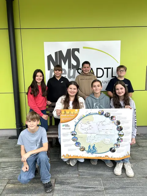MS Neustadtl: Freude über Klimafit-Rekordsieg der MS Neustadtl v.l.: 1. Reihe: Leon Peham (1. Reihe),: Emma Jetzinger, Diana Kürner, Antonia Pils (2. Reihe), Lena Dan, Annika Aigner, Michael Üblacker, Tobias Radlbauer (3. Reihe). | Foto: Helga Ortmüller/MS Neustadtl