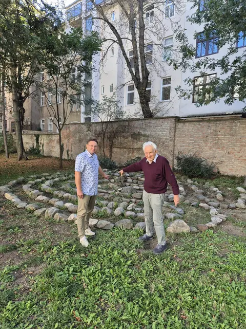 Die SPÖ beantragte gemeinsam mit der ÖVP eine Info-Tafel für den Steinkreis. Bezirksvorsteher-Stellvertreter Christoph Lipinski (l., SPÖ), rechts der Gestalter Godfrid Wessely. | Foto: zVg