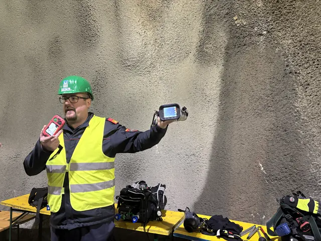 Zur Orientierung in den verrauchten Tunneln kommen Wärmebildkameras zum Einsatz. | Foto: MeinBezirk/Astrid Moder