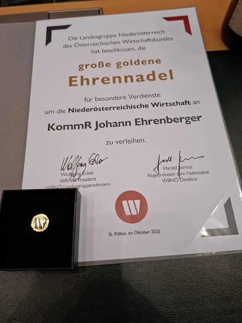 Die Landesgruppe Niederösterreich verlieh ihm die große, goldene Ehrennadel für besondere Verdienste um die Wirtschaft des Bundeslandes.