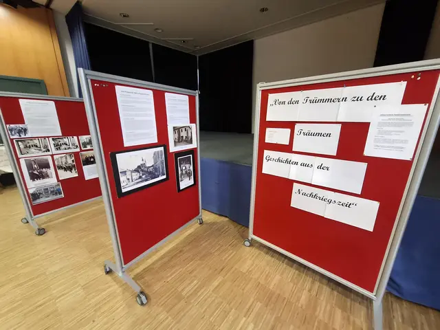 Von Trümmern zu Träumen. Ausstellung im Pfarrzentrum Pabneukirchen.  | Foto: Zinterhof