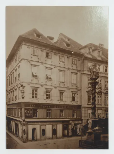 Das Foto des Meisterfotografen L. Bude zeigt das Haus an der Ecke Sackstraße/Murgasse. Ebenfalls zu sehen ist die Pestsäule, die sich hier bis zum Jahr 1875 befand. | Foto: Sammlung Kubinzky/L. Bude
