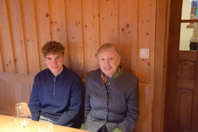 Roswitha Bauernhofer, Seniorchefin, mit ihrem Enkelsohn | Foto: MeinBezirk/Leonie Herrmann