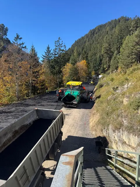 Schwere Baumaschinen prägten das Bild entlang der Zufahrt Richtung Benglerwald/Jöchelspitzbahn. | Foto: Larcher