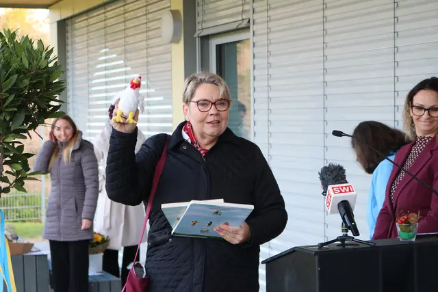 Bürgermeisterin Karin Baier brachte das neue Maskottchen – ein Stofftier-Huhn – mit zur Eröffnung