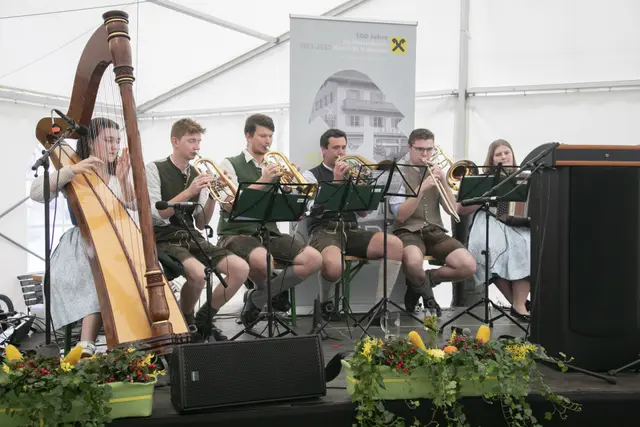 Die Raiffeisenbank Kuchl-St. Koloman feierte am Samstag, den 18. Oktober 2025, ihr 100-jähriges Bestehen. Für die musikalische Unterhaltung sorgte das Taugler G´sponn. | Foto: Waltraud Dorn