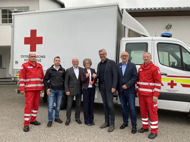 Referent Bruno Hölzl, Geschäftsführer WIHO GmbH Markus Meister, Walter Hofbauer, Helga Hofbauer, Landesgeschäftsleiter Stv. Thomas Märzinger, Bezirksstellenleiter Dieter Goppold, Bezirksrettungskommandant Alexander Kaineder (von links) | Foto: OÖRK Kirchdorf