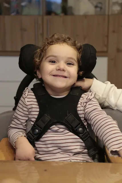 Daniela Mühlböck (3) kann aufgrund eines Hirnschadens weder laufen, noch sprechen, noch essen. Sie ist auf Therapiestühle und eine Ernährung über eine Sonde angewiesen. Ihre Fröhlichkeit aber hat sie sich behalten.  | Foto: MeinBezirk/K.Schw.