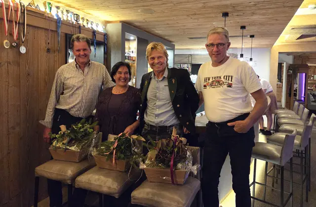 Geehrt wurden drei langjährige Gemeindemitarbeiter im Bild mit Bgm. Werner Gehring (2.v.r.). | Foto: Gemeinde Zöblen