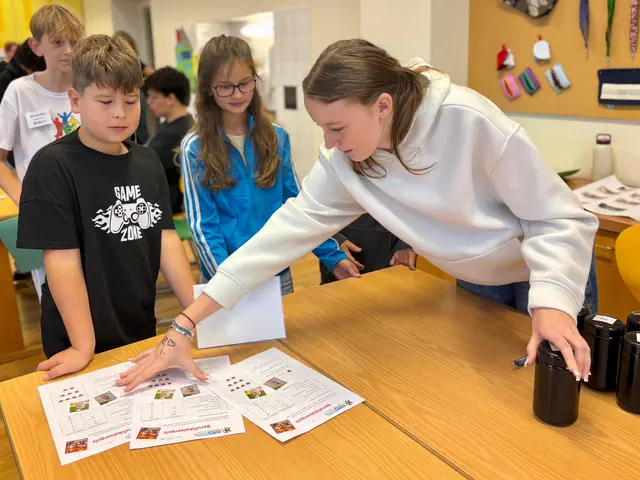 Schülerinnen der vierten Klassen zeigten den Besuchern die Stationen. | Foto: Markus Kahrer