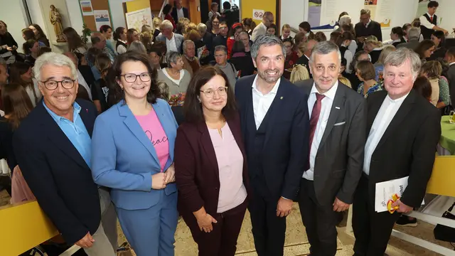 Erich Humer, stellvertretender Schulleiter der HLW, Landtagsabgeordnete Elisabeth Gneißl, Bafep-Direktorin Margit Gangl, Bürgermeister Peter Schobesberger, Bildungsdirektor Alfred Klampfer und Diözesanbischof Manfred Scheuer  (v.l.). | Foto: H. Klein