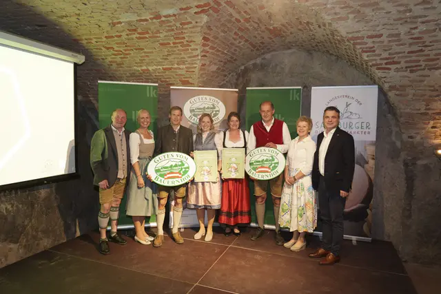 Die neuen Teilnehmer:innen aus dem Bezirk Pongau der Initiativen zur bäuerlichen Direktvermarktung „SalzburgerLand Herkunfts-Zertifikat“ und „Gutes vom Bauernhof“ erhielten am 17. Oktober 2025 im Rahmen der Milchprodukteprämierung Salzburger Theodul 2025 auf der Burg Hohenwerfen ihre Hoftafeln. Im Bild v. l.: Obmann der Salzburger Direktvermarkter Willi Huttegger, Salzburger Landtagsabgeordnete Nicole Leitner, Johann und Andrea Gschwandtl (Maurachalm, Großarl), Anton und Roswitha Hartl (Riedlalm St. Johann), Geschäftsführerin von „Gutes vom Bauernhof“ Martina Ortner und LK-Präsident Rupert Quehenberger. | Foto: LK/Djuhic