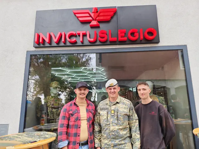 Store-Inhaber Jakob Heumel mit dem Kommandanten der Heeresunteroffiziersakademie, Brigadier Klaus Klingenschmid und Invictuslegio-Geschäftsführer Simon Weiß. | Foto: Invictuslegio
