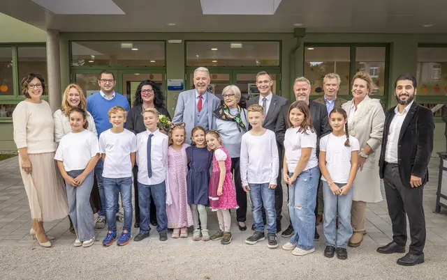 Tanja Jedlicka, Ursula Bohusch, FPÖ-Stadtrat Philipp Gerstenmayer, Volksschul-Direktorin Sandra Reich, ÖVP-Bürgermeister Klaus Schneebeger, Helga Scheicher, ÖVP-Bildungsstadtrat Philipp Gruber, SPÖ-Vizebürgermeister Rainer Spenger, Thomas Scheicher, Elisabeth Scheicher und Gemeinderat Kanber Demir (Liste Demir) mit Stella, Tobias, Noel, Mia, Pauline, Franziska, Fabian, Mira und Sura. | Foto: Stadt Wiener Neustadt/Weller