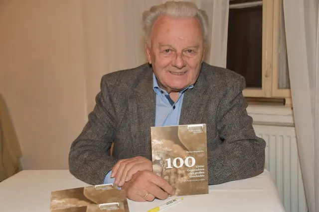 Aus Anlass des Jubiläums "100 Jahre Burgenland" gab Walter Dujmovits 2021 ein Buch mit 100 Kurzerzählungen aus der Geschichte des Burgenlandes heraus. | Foto: Martin Wurglits