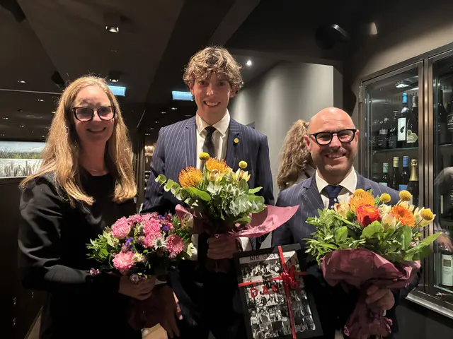 KTS-Direktorin Birgit Pipp, KTS-Schulsprecher Nicolas Lausegger und voco-Hoteldirektor Christopher Zavodnik (v.l.) | Foto: Michaela Erlacher