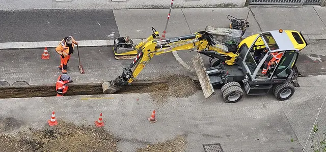 Da sich in der Costagasse nach Regenfällen regelmäßig eine große Wasserlacke entsteht, muss die Gasse erneut aufgegraben werden. | Foto: Franz Schuster