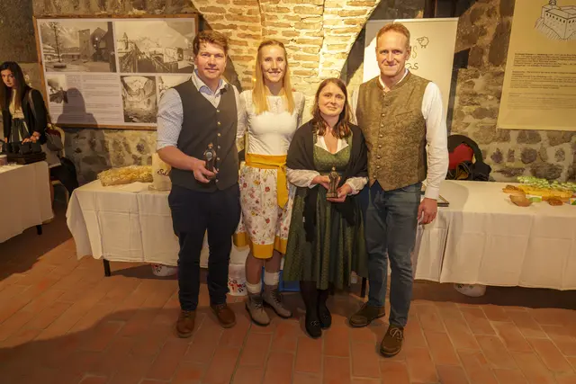 Die besten im Flachgau: Mit dem Salzburger Theodul als Kategorie Sieger ausgezeichnet wurden: Schafmilcherzeugnis - „Schafmilchjoghurt“ von Kehlbauer Thomas Ließ aus Hof, Sonstiger Käse- „Schaffrischkäseröllchen Mediterran“ von Johann Haslauer von der Hofkäserei Haslauer aus Elsbethen.
Im Bild v.l. Thomas Lies und Manuela Nussbaumer Martina und Johann Haslauer. | Foto: LK/Djuhic
