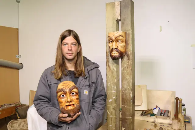 In David Sieberers Werkstatt in Volders entstehen zahlreiche kunstvoll geschnitzte Larven für die Fasnacht. | Foto: Kendlbacher
