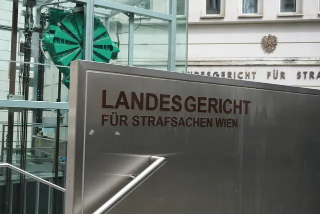 Am 28. Juli 2025 kam es laut Anklage bei der U-Bahn-Station Kagraner Platz zu einem Streit zwischen dem Angeklagten und zwei dunkelhäutigen Jugendlichen. | Foto: Ronja Reidinger/Meinbezirk.at