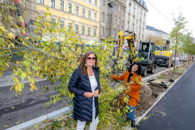 Auch Stadträtin Ulli Sima (l.) und Bezirkschefin Saya Ahmad machten sich ein Bild von den Baumpflanzungen. | Foto: Stadt Wien/Christian Fürthner