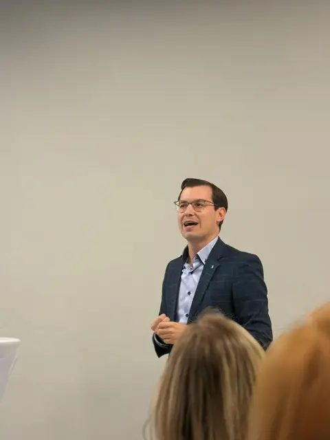 LAbg. Stefan Horfer bei seinen Grußworten. | Foto: Arge KiJuFa, Vanessa Derler