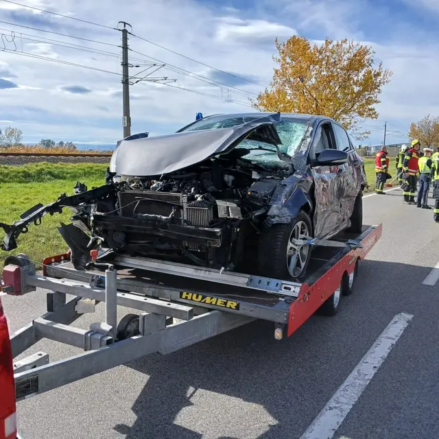 Zwei Pkw kollidierten bei einem vermeintlich missglückten Überholmanöver.  | Foto: Stadtfeuerwehr Eisenstadt