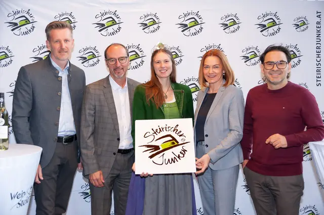 Wein Steiermark-Geschäftsführer Martin Palz, Michael Gradischnig (Steiermärkische Sparkasse), Weinhoheit Magdalena Niederl, Landesrätin Simone Schmiedtbauer und Wein Steiermark-Obmann Stefan Potzinger machen Gusto auf den Steirischen Junker 2025 | Foto: Fotokuchl