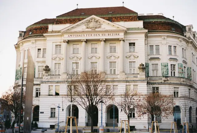 Die Floridsdorfer Bezirksvorstehung lädt zu einer Gratis-Kunstausstellung im Amtshaus ein. (Archiv) | Foto: Luise Schmid/MeinBezirk